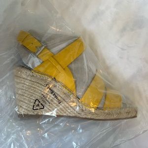Vince Camuto mustard yellow wedge sandal. Size 7